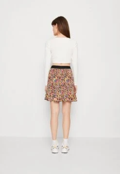 ONLY ONLABIGAIL LIFE PLISSEE SKIRT - Spódnica Mini - Black 8 ONLY ONLABIGAIL LIFE PLISSEE SKIRT - Spódnica Mini - Black -Ulla Popken Sklep 04edacb8f803415f85196ea4a9354f72