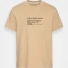 Calvin Klein Jeans ADDRESS LOGO TEE UNISEX - T-shirt Z Nadrukiem - Travertine