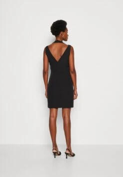 Guess AMANDA BODY ICON DRESS - Sukienka Etui - Black 8 Guess AMANDA BODY ICON DRESS - Sukienka Etui - Black -Ulla Popken Sklep 0792d1017443453bb1ba1d61f259f90d