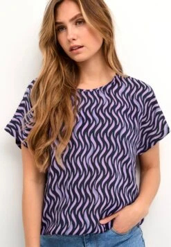 Kaffe KASOMIA STANLEY - Bluzka - Blue Purple Retro Graphic -Ulla Popken Sklep 0a1fed5d761b4ebc9dee39c2956f1cb0