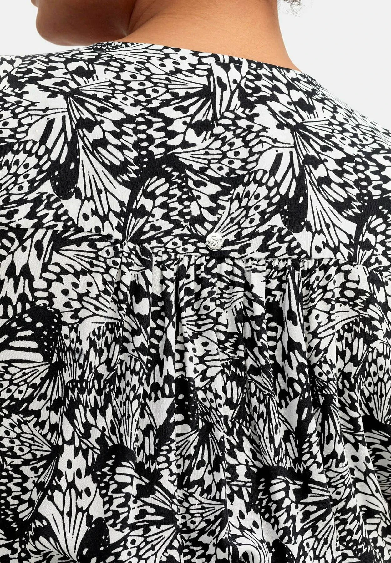 Sheego Sukienka Letnia - Schwarz Gemustert 5 Sheego Sukienka Letnia - Schwarz Gemustert - obrazek 5