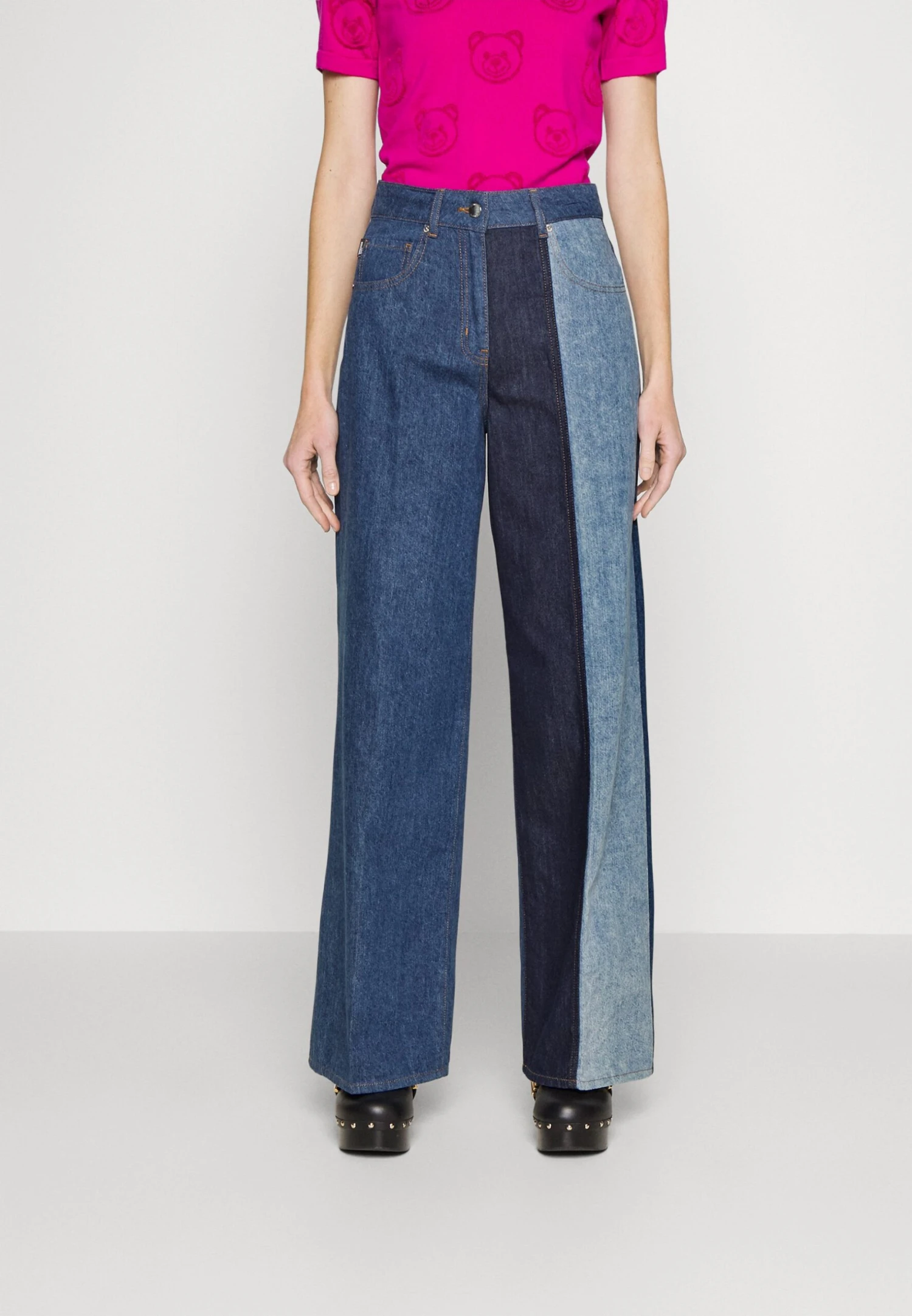 LOVE MOSCHINO Jeansy Bootcut - Blue Denim 1 LOVE MOSCHINO Jeansy Bootcut - Blue Denim