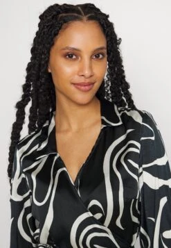 VIJULIE IDA CALF WRAP - Sukienka Letnia - Black/white 9 VIJULIE IDA CALF WRAP - Sukienka Letnia - Black/white -Ulla Popken Sklep 142fc273a06a400aafd7deaac3933fc2