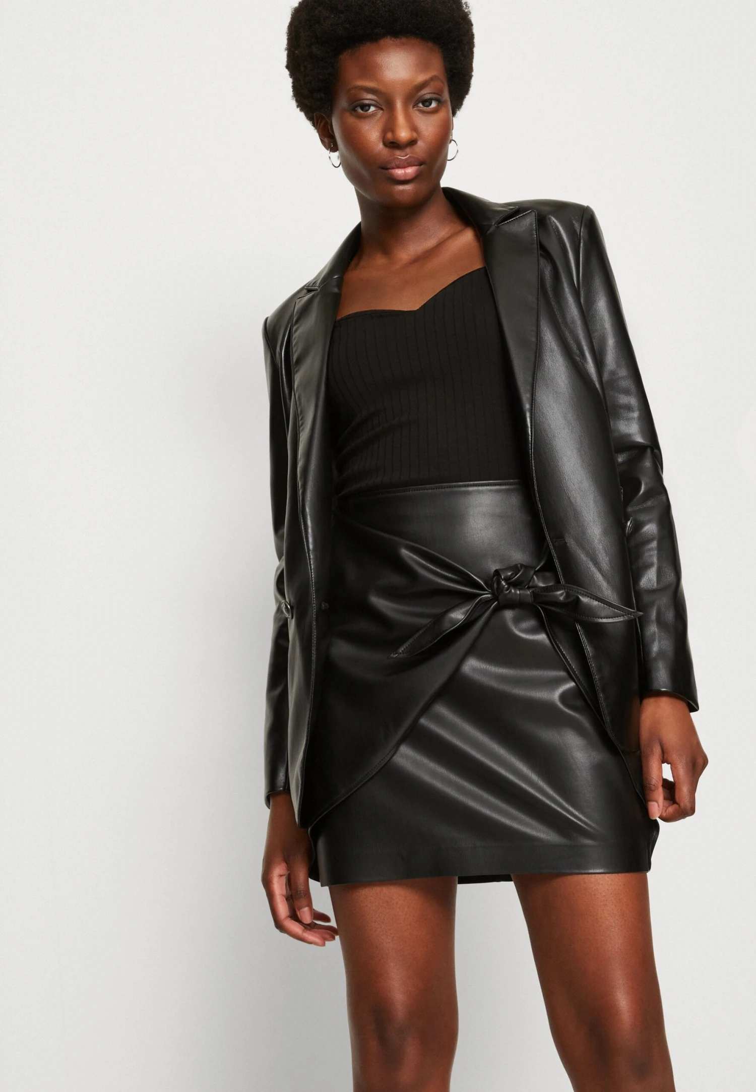 Guess ALYA WRAP SKIRT - Spódnica Z Zakładką - Jet Black Multi 4 Guess ALYA WRAP SKIRT - Spódnica Z Zakładką - Jet Black Multi - obrazek 4