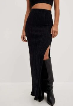 NA-KD STRUKTURIERTER MIT SCHLITZDETAIL - Długa Spódnica - Black