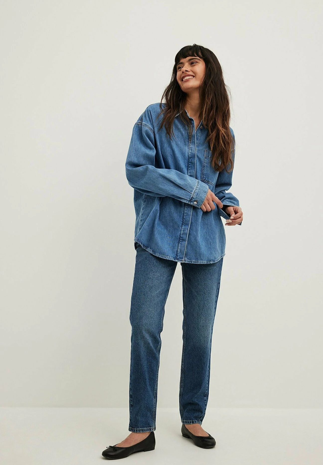 NA-KD MIT MITTLERER TAILLE - Jeansy Straight Leg - Mid Blue 2 NA-KD MIT MITTLERER TAILLE - Jeansy Straight Leg - Mid Blue - obrazek 2