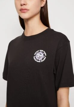 Puma DOWNTOWN RELAXED GRAPHIC TEE - T-shirt Z Nadrukiem - Black 11 Puma DOWNTOWN RELAXED GRAPHIC TEE - T-shirt Z Nadrukiem - Black -Ulla Popken Sklep 1b49d170621048fd8951865013b6747e