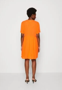 Kaffe KATARA SHORT - Sukienka Letnia - Vermillion Orange 8 Kaffe KATARA SHORT - Sukienka Letnia - Vermillion Orange -Ulla Popken Sklep 20d30bbaedb04422a967924810cd924d