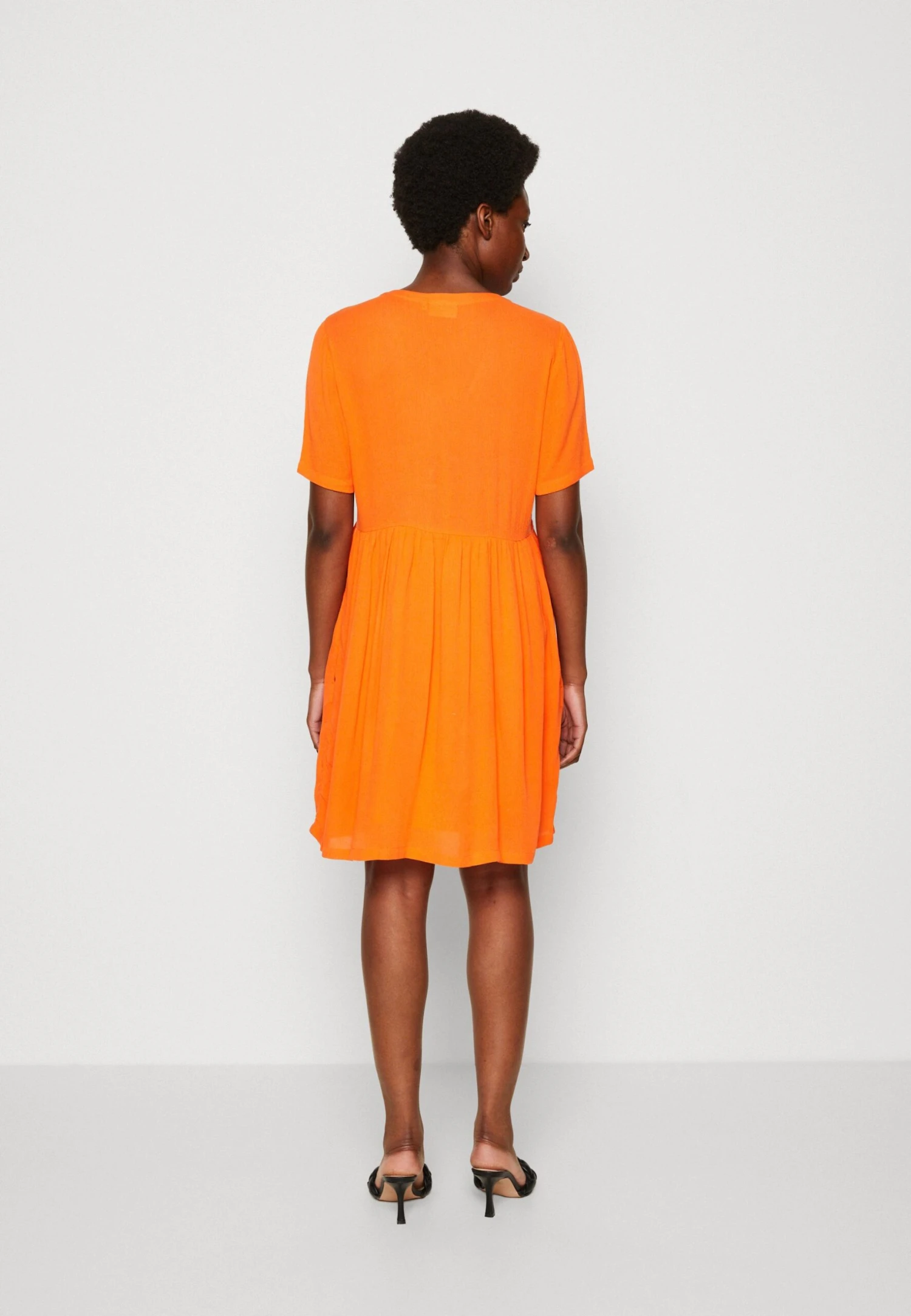 Kaffe KATARA SHORT - Sukienka Letnia - Vermillion Orange 3 Kaffe KATARA SHORT - Sukienka Letnia - Vermillion Orange - obrazek 3