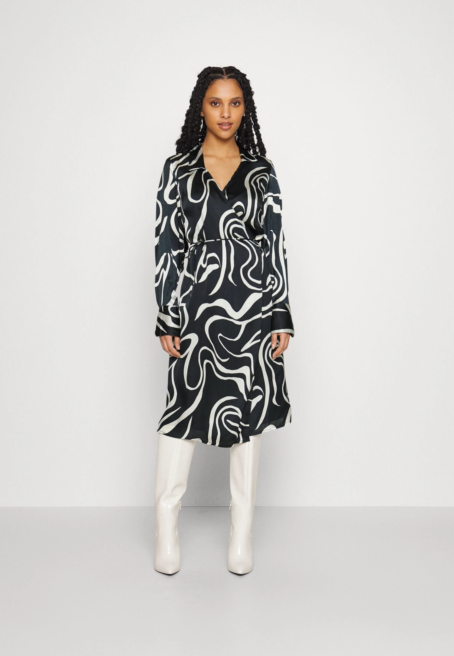 VIJULIE IDA CALF WRAP - Sukienka Letnia - Black/white 1 VIJULIE IDA CALF WRAP - Sukienka Letnia - Black/white