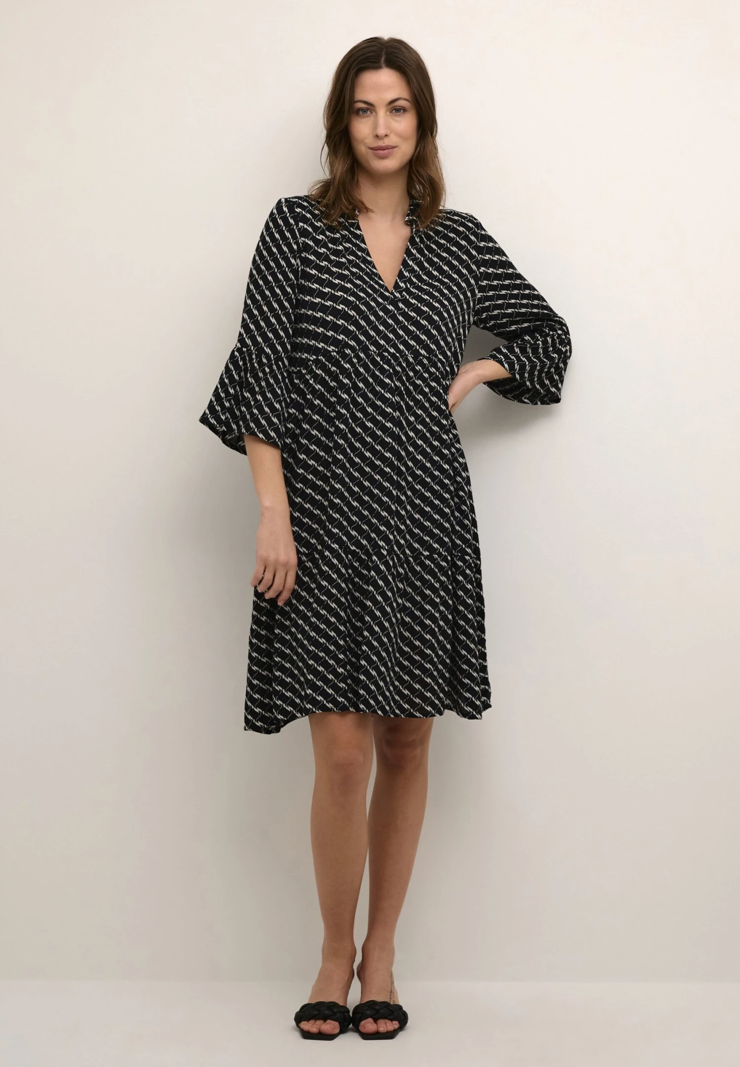 Kaffe KAMARITA AMBER - Sukienka Letnia - Black Chalk Graphic Print 2 Kaffe KAMARITA AMBER - Sukienka Letnia - Black Chalk Graphic Print - obrazek 2