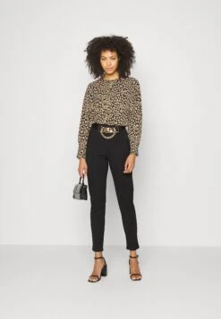 ONLY ONLPOPTRASH LIFE PIN TAILORED PANT - Spodnie Materiałowe - Black -Ulla Popken Sklep 3417e86e22f64fbe99db85a9bbda2902