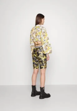 Versace Jeans Couture PRINT LOGO COUTURE - Szorty - Black/gold -Ulla Popken Sklep 3734ac9f6e6349e9959d6d6758d553be