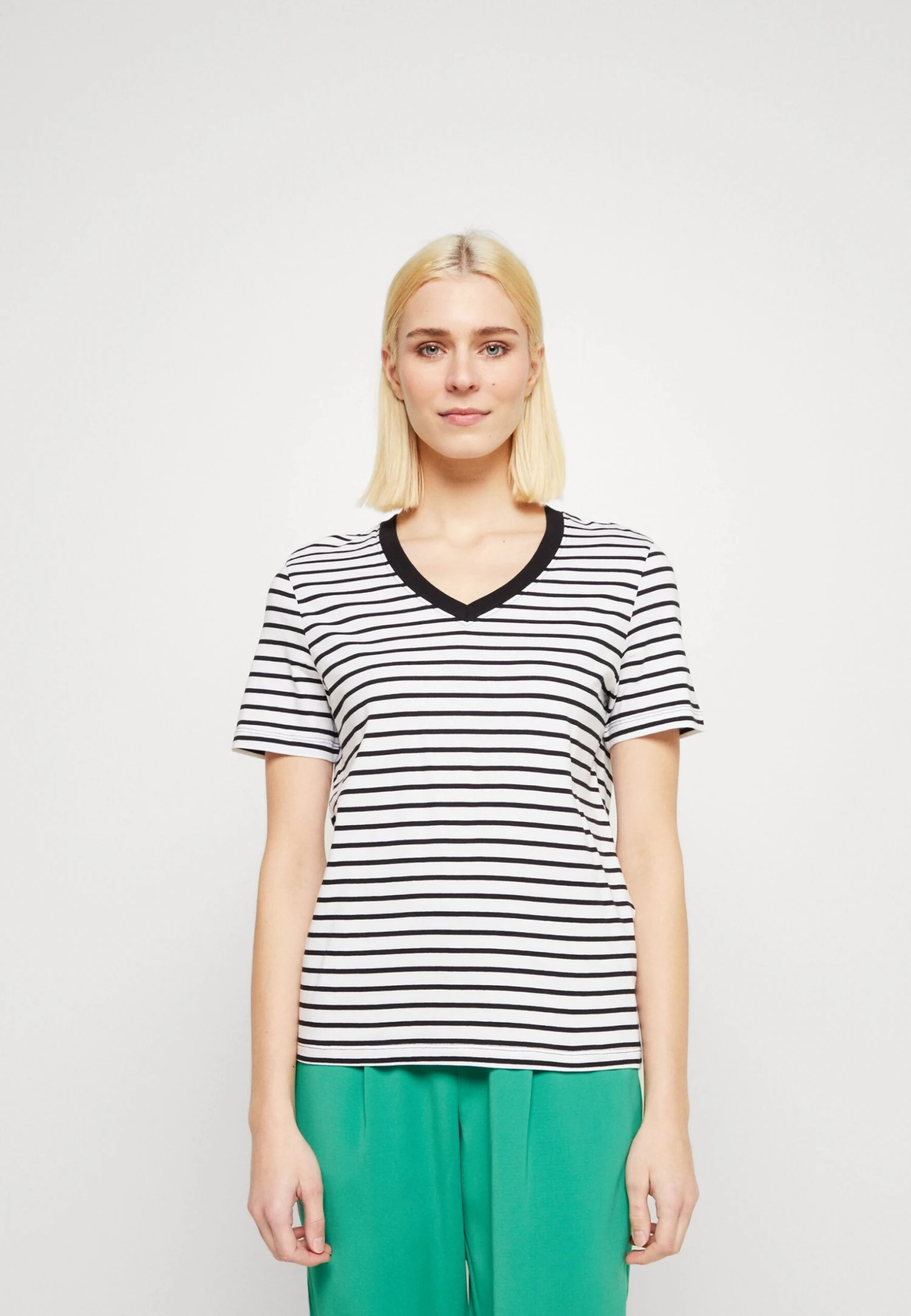 Selected Femme SLFESSENTIAL STRIPED V-NECK TEE - T-shirt Z Nadrukiem - Black 1 Selected Femme SLFESSENTIAL STRIPED V-NECK TEE - T-shirt Z Nadrukiem - Black