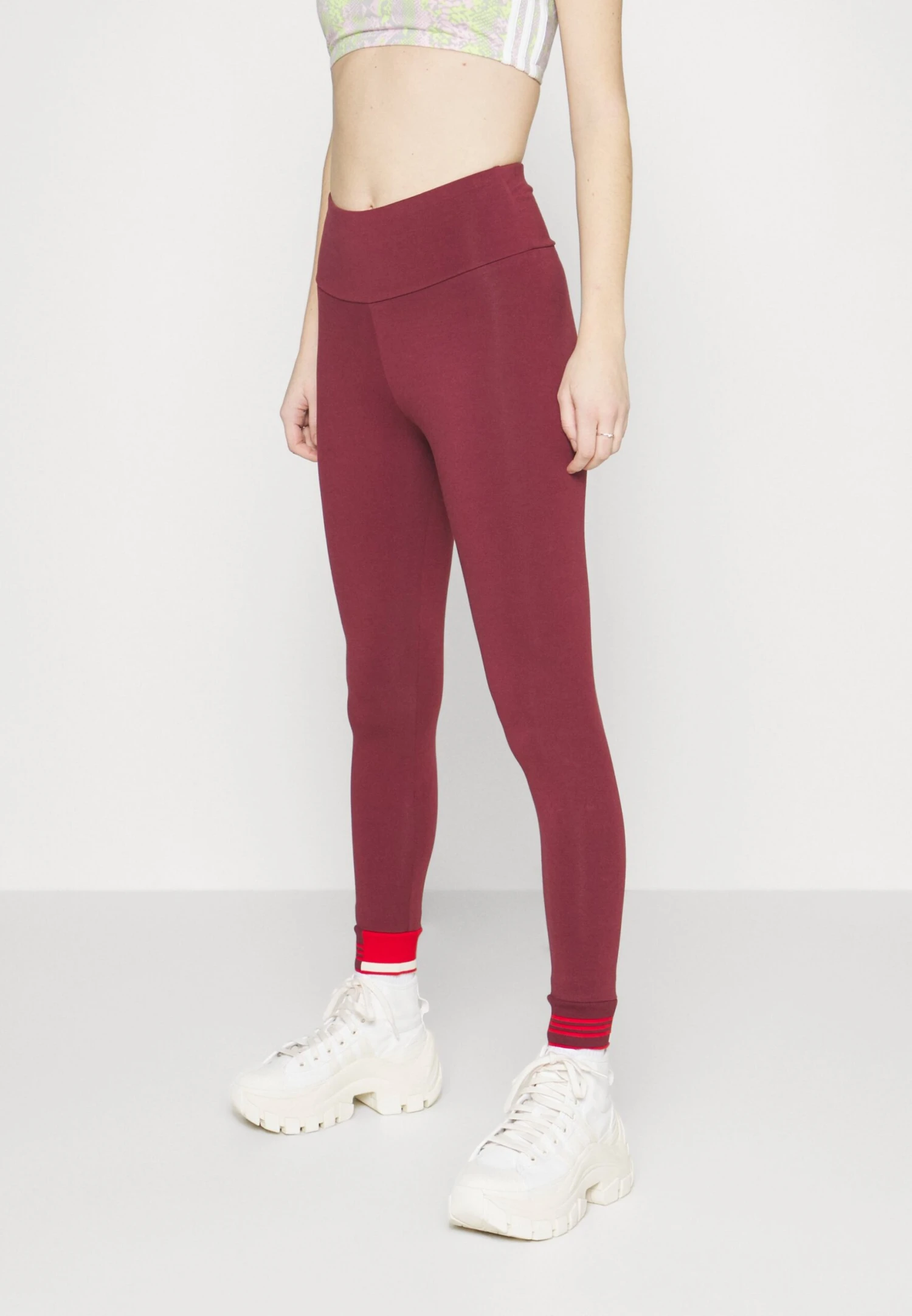 Adidas Originals ORIGINALS CUFF - Legginsy - Shadow Red 3 Adidas Originals ORIGINALS CUFF - Legginsy - Shadow Red - obrazek 3