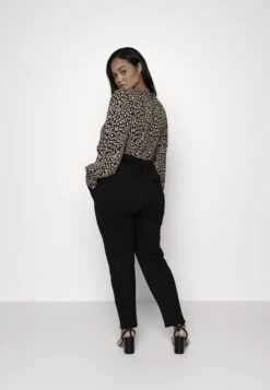 ONLY ONLPOPTRASH LIFE PIN TAILORED PANT - Spodnie Materiałowe - Black -Ulla Popken Sklep 3e854770b2cb4423ba33736e1e692d60