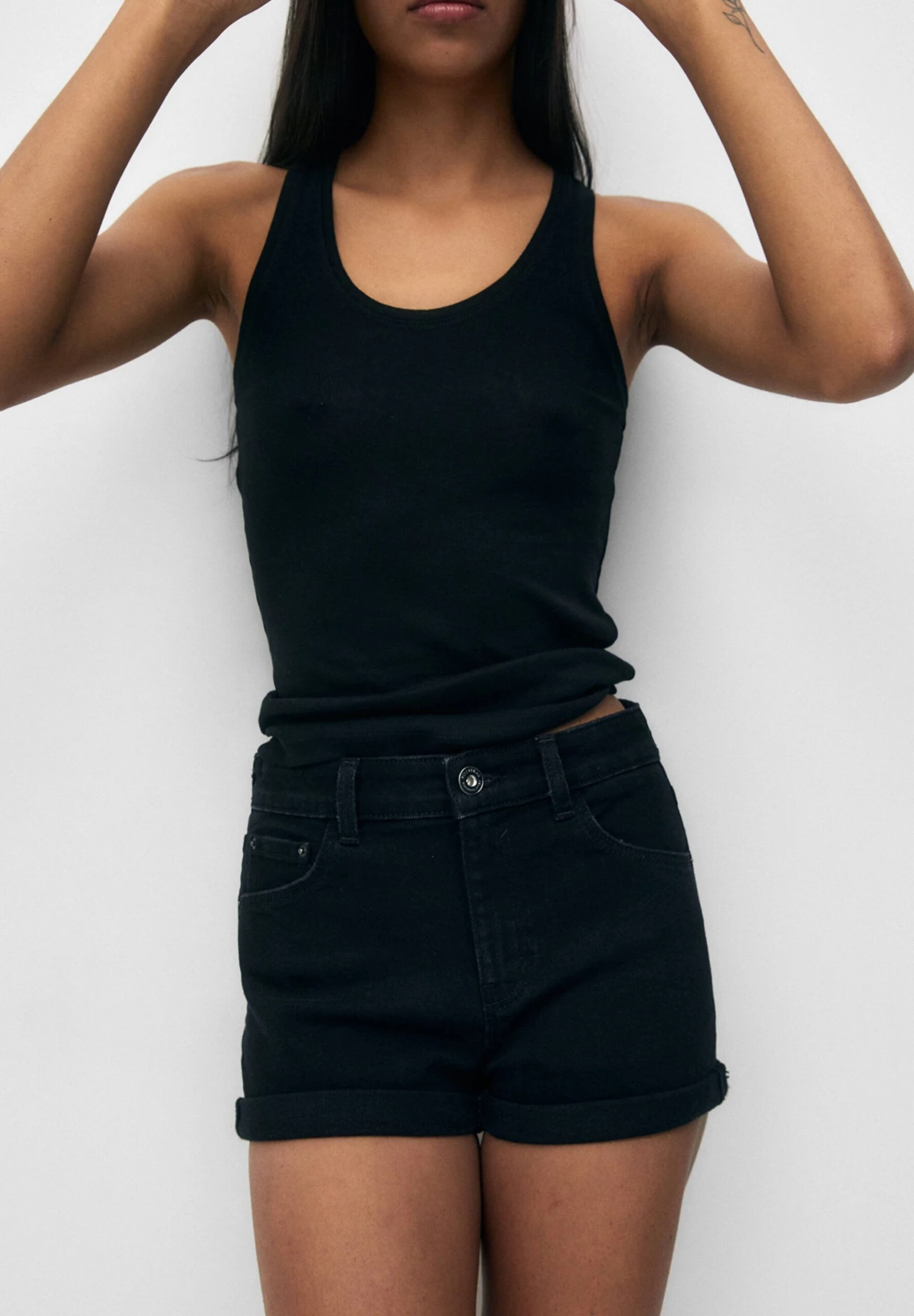 PULL & BEAR WITH TURN-UP HEMS - Szorty Jeansowe - Black 4 PULL & BEAR WITH TURN-UP HEMS - Szorty Jeansowe - Black - obrazek 4