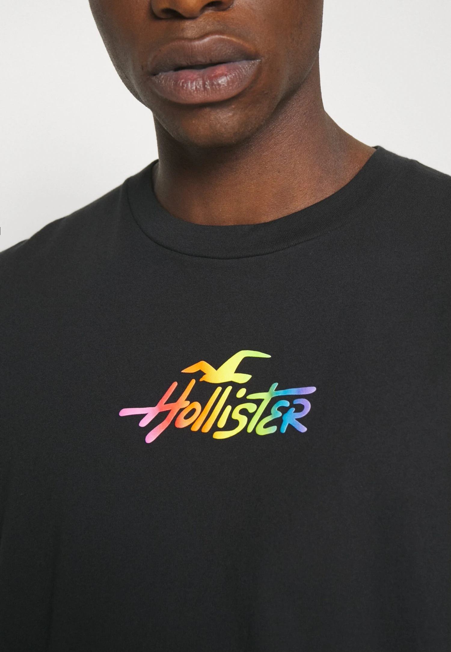 Hollister Co. PRIDE TEE UNISEX - T-shirt Z Nadrukiem - Black 5 Hollister Co. PRIDE TEE UNISEX - T-shirt Z Nadrukiem - Black - obrazek 5