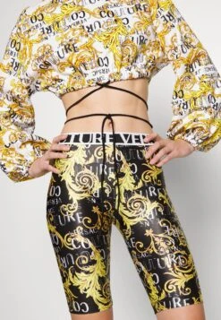 Versace Jeans Couture PRINT LOGO COUTURE - Szorty - Black/gold -Ulla Popken Sklep 45fd2779ac784f87afc3a2c801f104d7