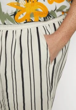 Redefined Rebel HOWARD - Szorty - Pristine White -Ulla Popken Sklep 4812626ffe36411eb6d547ff03860929