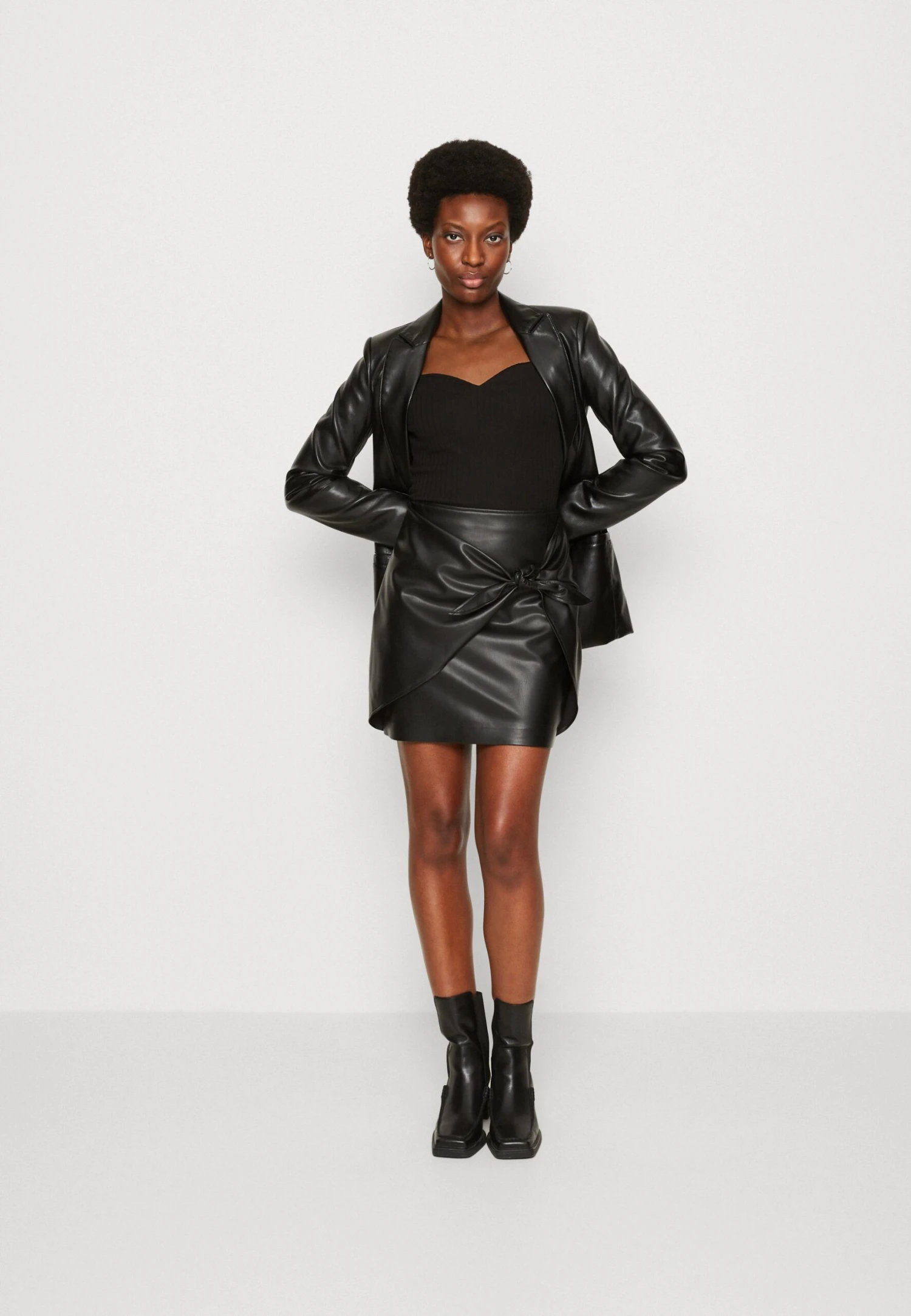 Guess ALYA WRAP SKIRT - Spódnica Z Zakładką - Jet Black Multi 2 Guess ALYA WRAP SKIRT - Spódnica Z Zakładką - Jet Black Multi - obrazek 2