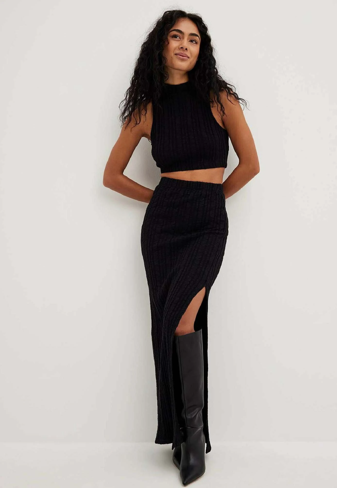 NA-KD STRUKTURIERTER MIT SCHLITZDETAIL - Długa Spódnica - Black 2 NA-KD STRUKTURIERTER MIT SCHLITZDETAIL - Długa Spódnica - Black - obrazek 2