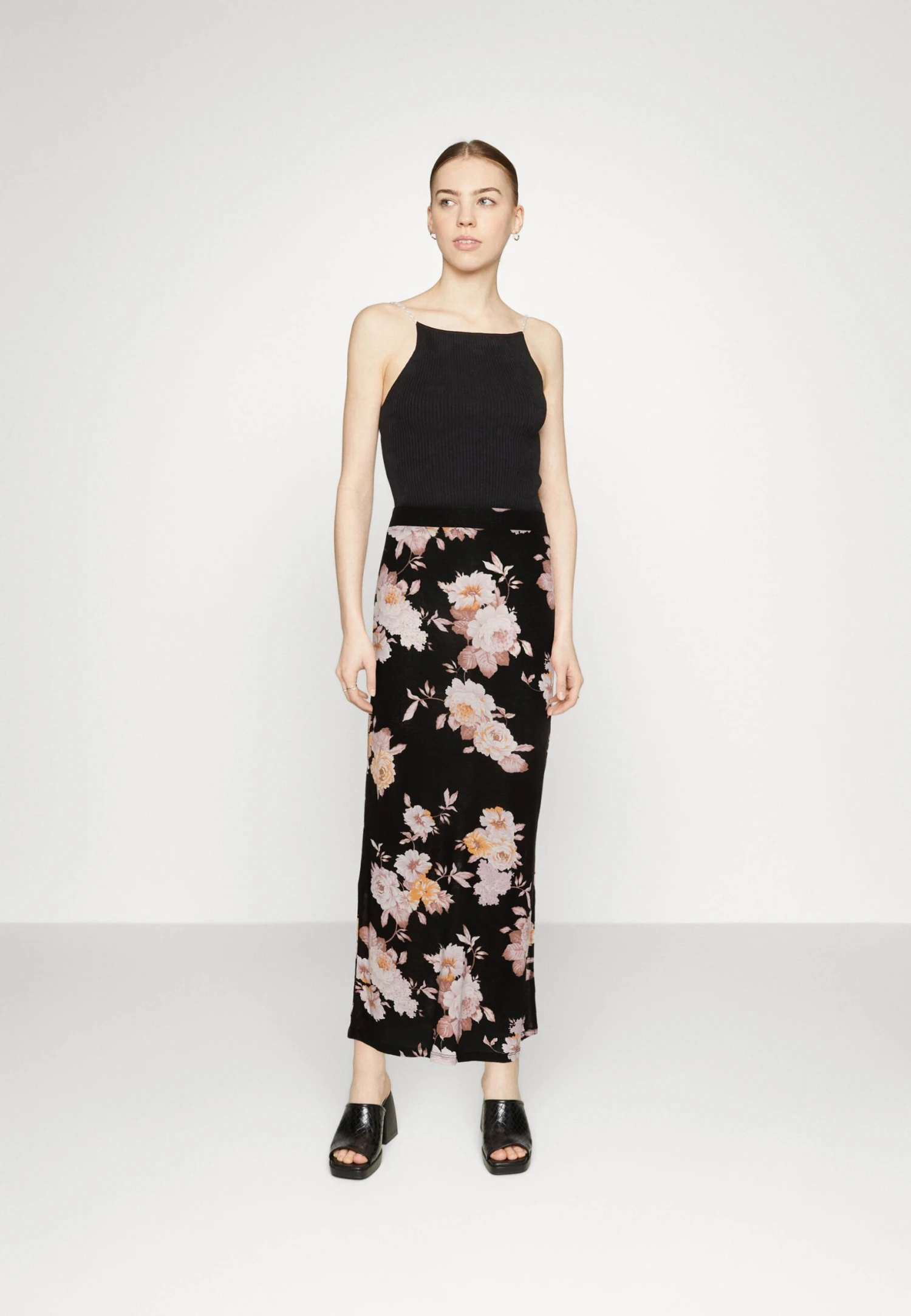 Vila VIKAMI MIDI SKIRT - Spódnica Trapezowa - Black 2 Vila VIKAMI MIDI SKIRT - Spódnica Trapezowa - Black - obrazek 2