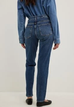 NA-KD MIT MITTLERER TAILLE - Jeansy Straight Leg - Mid Blue 6 NA-KD MIT MITTLERER TAILLE - Jeansy Straight Leg - Mid Blue -Ulla Popken Sklep 61ec67e759614823932f2449eeb64746