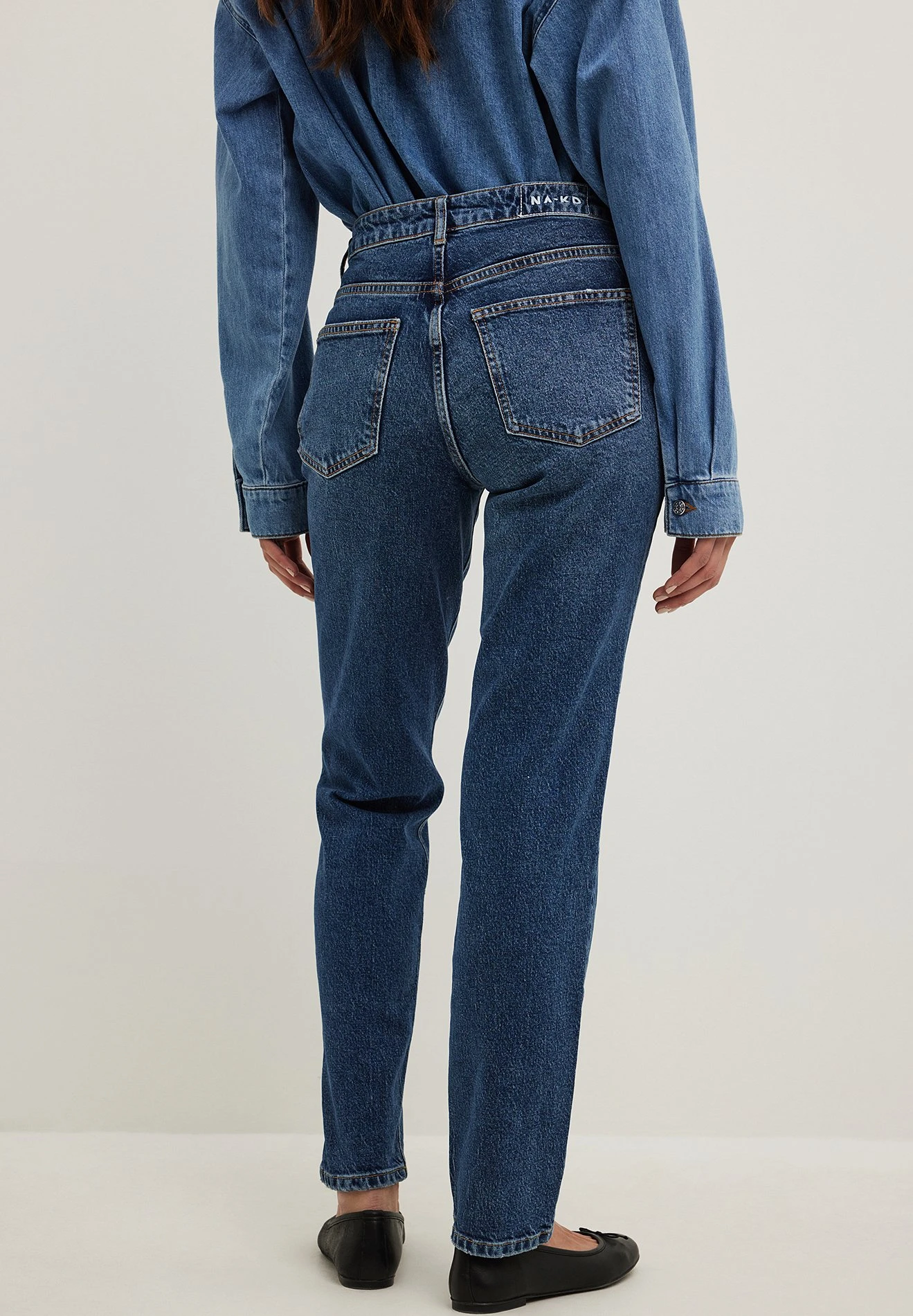 NA-KD MIT MITTLERER TAILLE - Jeansy Straight Leg - Mid Blue 3 NA-KD MIT MITTLERER TAILLE - Jeansy Straight Leg - Mid Blue - obrazek 3