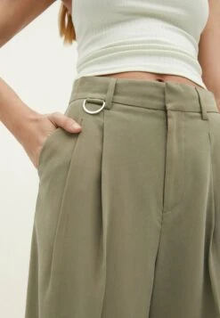 Stradivarius SMART WITH PLEATS - Spodnie Materiałowe - Khaki -Ulla Popken Sklep 6244a54b0b61467a979341cea9d6145d