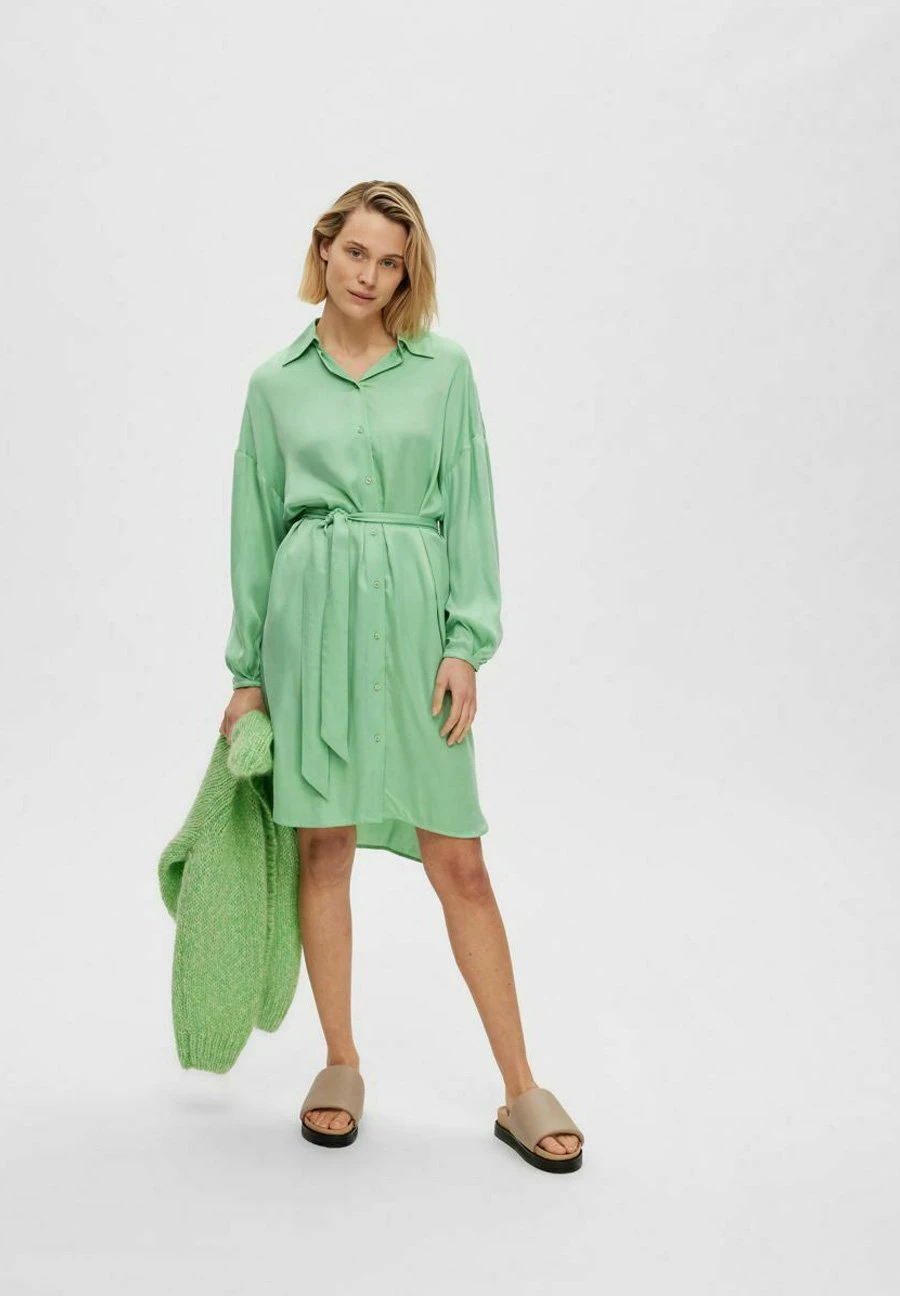 Selected Femme SLFIRENE TONIA SHIRT DRESS - Sukienka Koszulowa - Absinthe Green 2 Selected Femme SLFIRENE TONIA SHIRT DRESS - Sukienka Koszulowa - Absinthe Green - obrazek 2