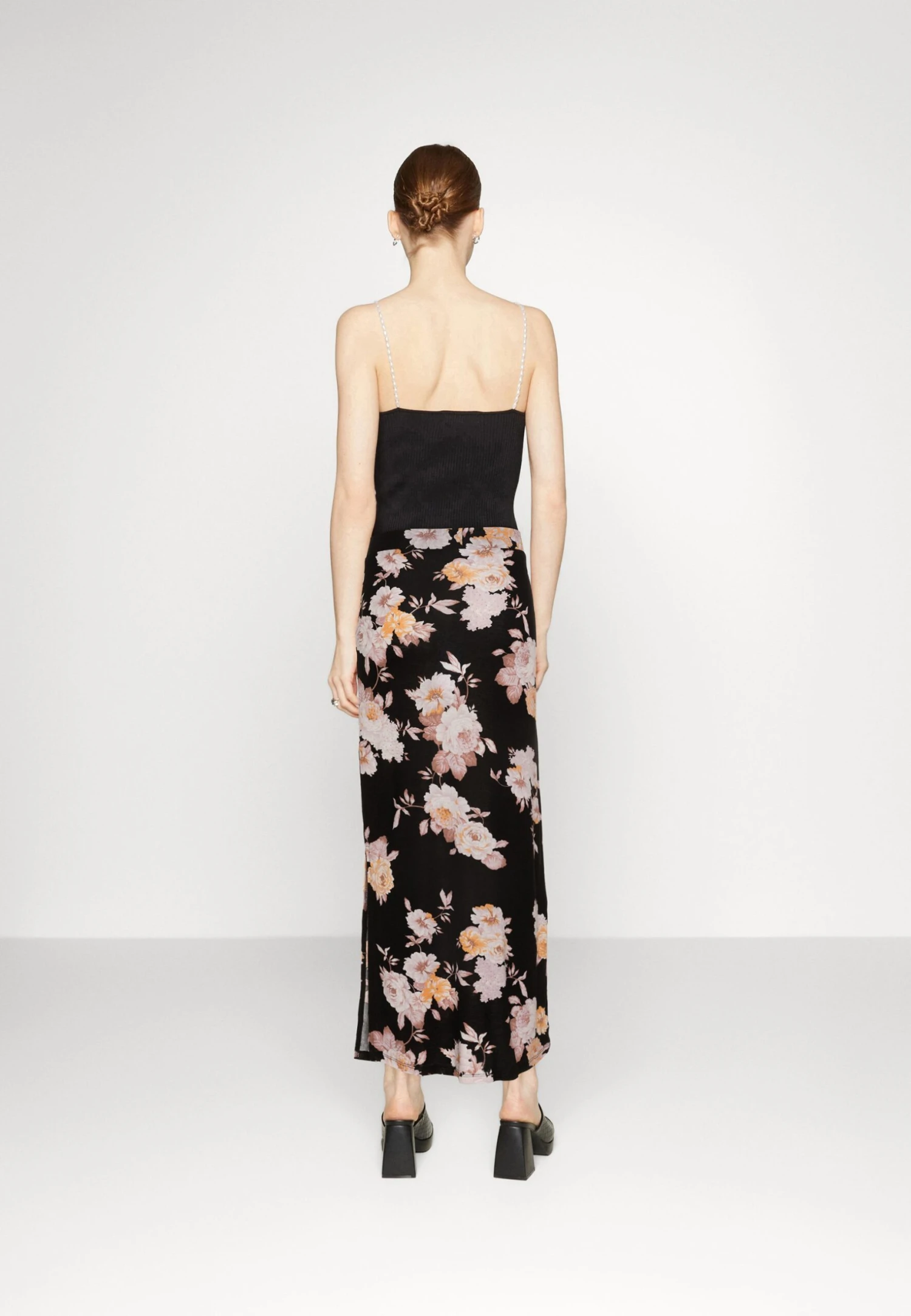 Vila VIKAMI MIDI SKIRT - Spódnica Trapezowa - Black 3 Vila VIKAMI MIDI SKIRT - Spódnica Trapezowa - Black - obrazek 3