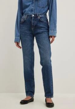NA-KD MIT MITTLERER TAILLE - Jeansy Straight Leg - Mid Blue