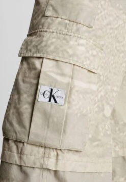 Calvin Klein Jeans PRINTED - Bojówki - Landscape Aop -Ulla Popken Sklep 729dda1e884b42be9ee6ddca19570459