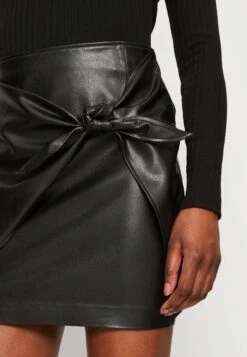 Guess ALYA WRAP SKIRT - Spódnica Z Zakładką - Jet Black Multi 9 Guess ALYA WRAP SKIRT - Spódnica Z Zakładką - Jet Black Multi -Ulla Popken Sklep 7aa24a11842245cdb96ad14ec22fe22a