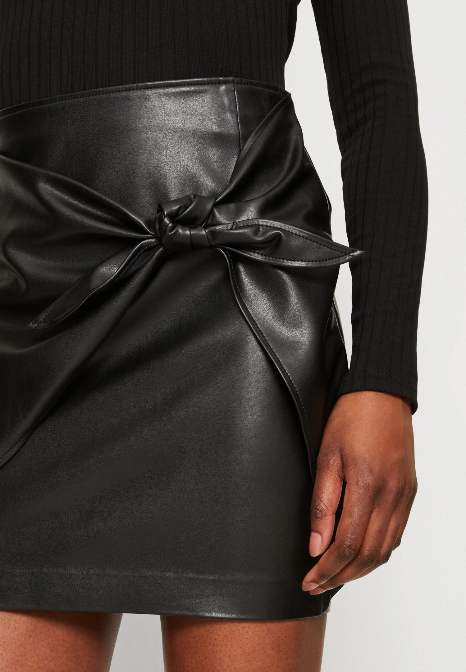 Guess ALYA WRAP SKIRT - Spódnica Z Zakładką - Jet Black Multi 5 Guess ALYA WRAP SKIRT - Spódnica Z Zakładką - Jet Black Multi - obrazek 5