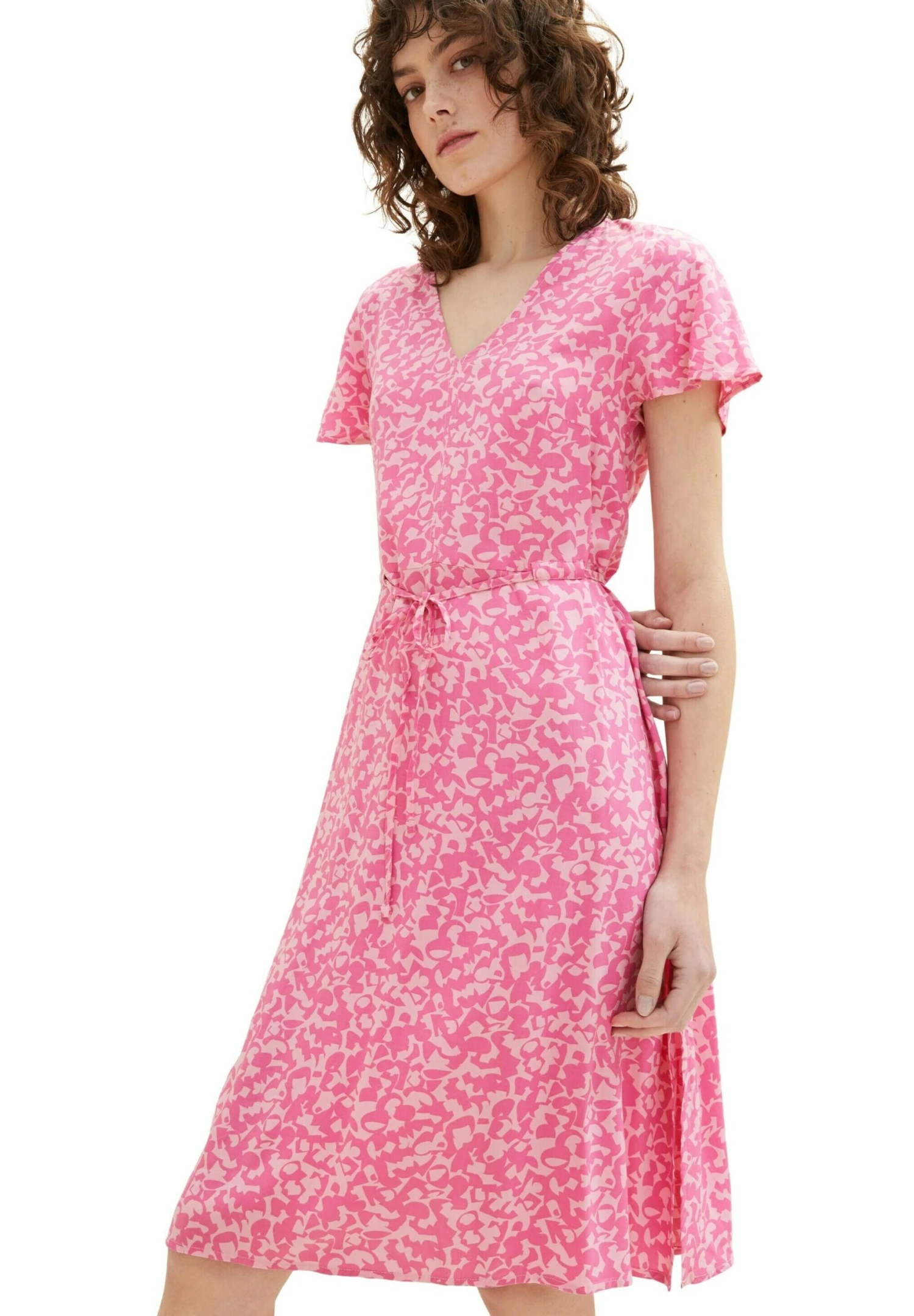 Tom Tailor MIDI MIT STOFFGÜRTEL - Sukienka Letnia - Pink Geo Design 4 Tom Tailor MIDI MIT STOFFGÜRTEL - Sukienka Letnia - Pink Geo Design - obrazek 4