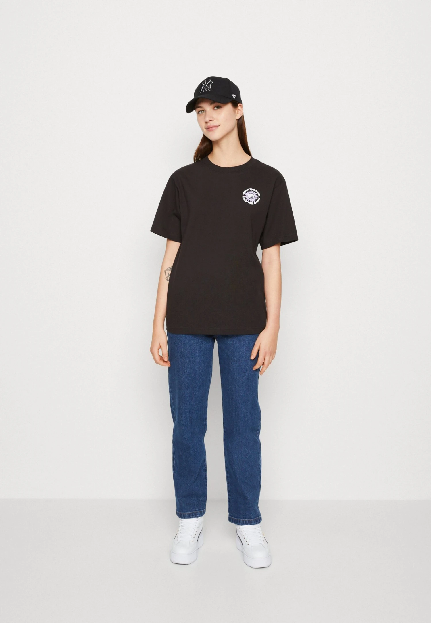 Puma DOWNTOWN RELAXED GRAPHIC TEE - T-shirt Z Nadrukiem - Black 2 Puma DOWNTOWN RELAXED GRAPHIC TEE - T-shirt Z Nadrukiem - Black - obrazek 2