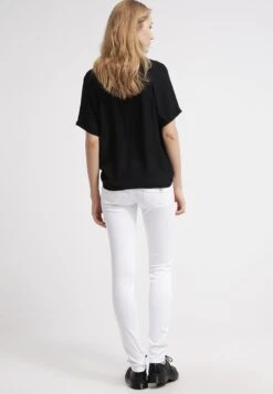 Freeman T. Porter ALEXA - Jeansy Slim Fit - White 10 Freeman T. Porter ALEXA - Jeansy Slim Fit - White -Ulla Popken Sklep 853ad1a0dfc548059e5c1353d92a4254