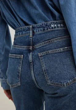NA-KD MIT MITTLERER TAILLE - Jeansy Straight Leg - Mid Blue 7 NA-KD MIT MITTLERER TAILLE - Jeansy Straight Leg - Mid Blue -Ulla Popken Sklep 8a752accfa6345048f5a20b3a955a7cf