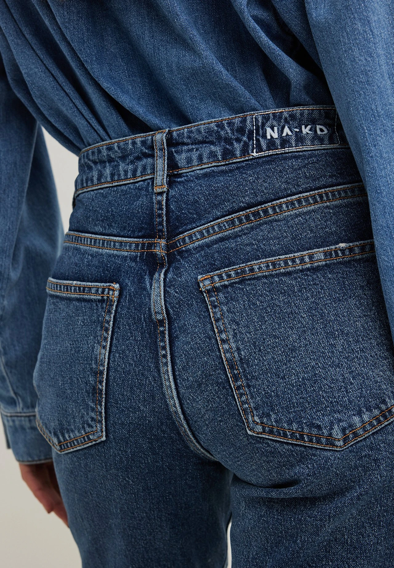 NA-KD MIT MITTLERER TAILLE - Jeansy Straight Leg - Mid Blue 4 NA-KD MIT MITTLERER TAILLE - Jeansy Straight Leg - Mid Blue - obrazek 4