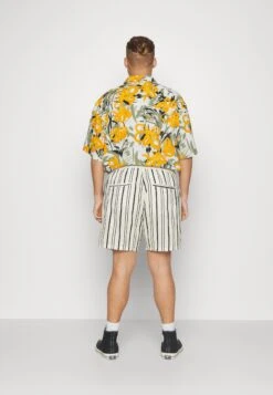 Redefined Rebel HOWARD - Szorty - Pristine White -Ulla Popken Sklep 8b020802aac14aed8c0ce952db0b6ed4