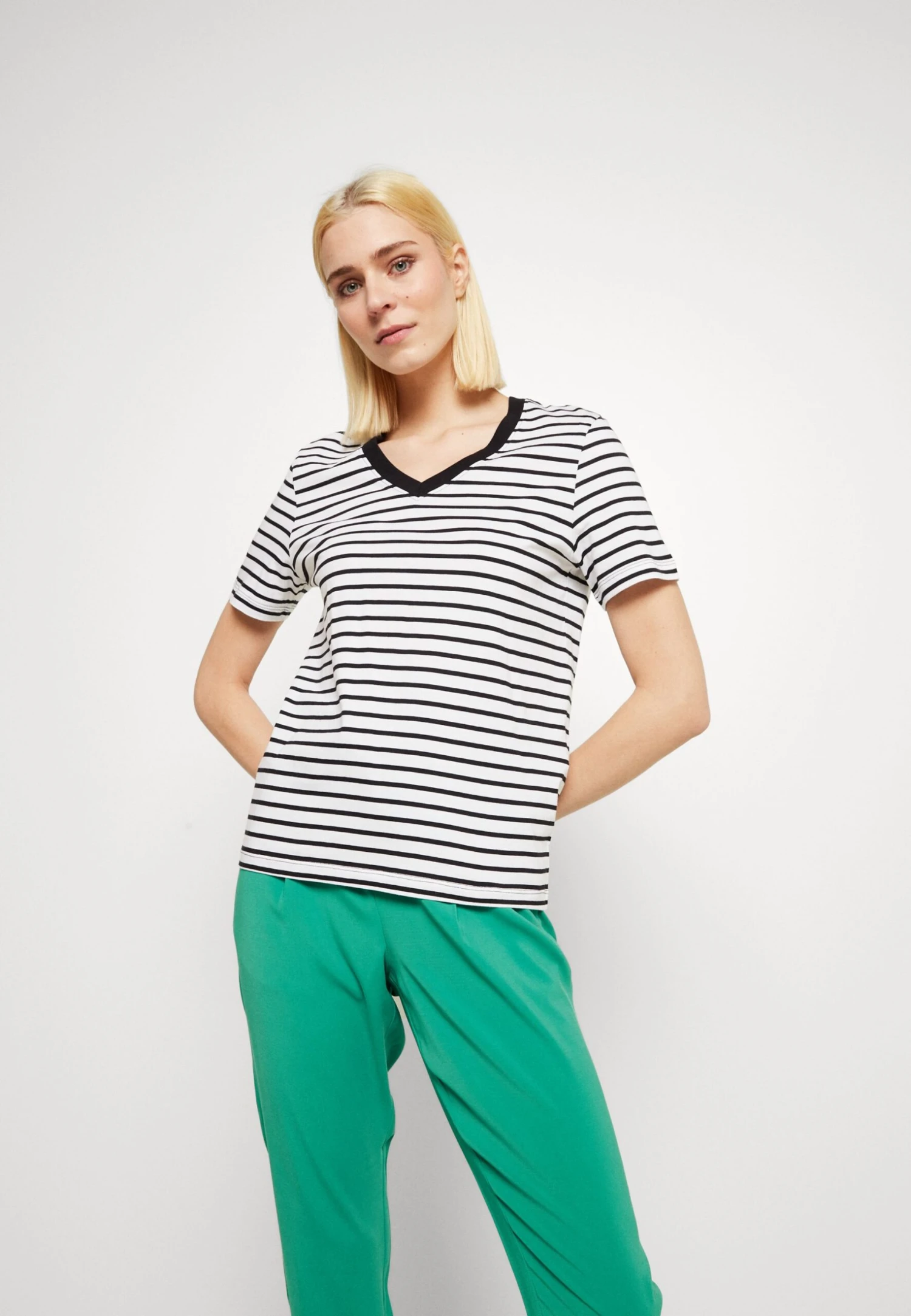 Selected Femme SLFESSENTIAL STRIPED V-NECK TEE - T-shirt Z Nadrukiem - Black 4 Selected Femme SLFESSENTIAL STRIPED V-NECK TEE - T-shirt Z Nadrukiem - Black - obrazek 4