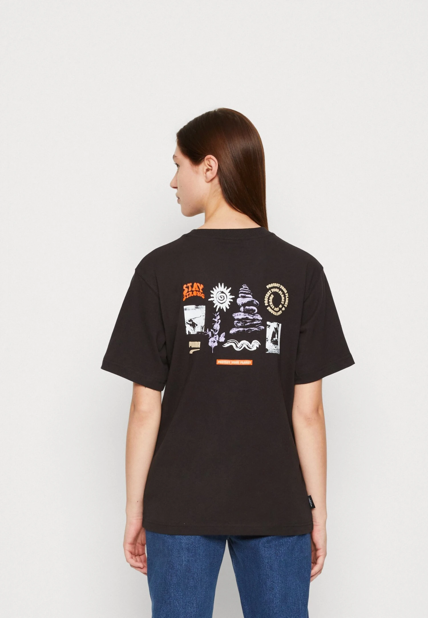 Puma DOWNTOWN RELAXED GRAPHIC TEE - T-shirt Z Nadrukiem - Black 1 Puma DOWNTOWN RELAXED GRAPHIC TEE - T-shirt Z Nadrukiem - Black