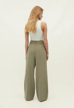 Stradivarius SMART WITH PLEATS - Spodnie Materiałowe - Khaki -Ulla Popken Sklep a62a86e545dd42098850aba30c18b819