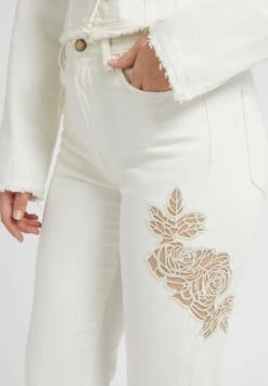 Guess STICKEREI - Jeansy Straight Leg - Weiß -Ulla Popken Sklep aa6d40a1b02a4d7d9dc49f1aa8ee45ac