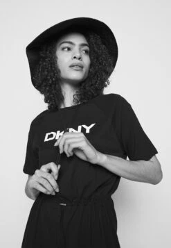 DKNY LOGO DRAWSTRING - Sukienka Z Dżerseju - Black -Ulla Popken Sklep aab457efafd04d5ea56b28e3ec92312b