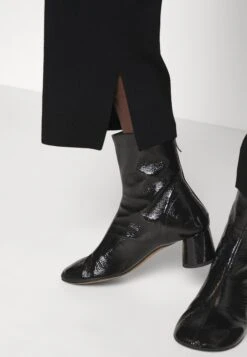 DRYKORN ZONEY - Spodnie Materiałowe - Black 11 DRYKORN ZONEY - Spodnie Materiałowe - Black -Ulla Popken Sklep ac1f3d4f7d844a7f84cfef61affbf1bd