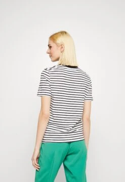 Selected Femme SLFESSENTIAL STRIPED V-NECK TEE - T-shirt Z Nadrukiem - Black 8 Selected Femme SLFESSENTIAL STRIPED V-NECK TEE - T-shirt Z Nadrukiem - Black -Ulla Popken Sklep ae860d7b9bff433eab0b56a630c63aa2