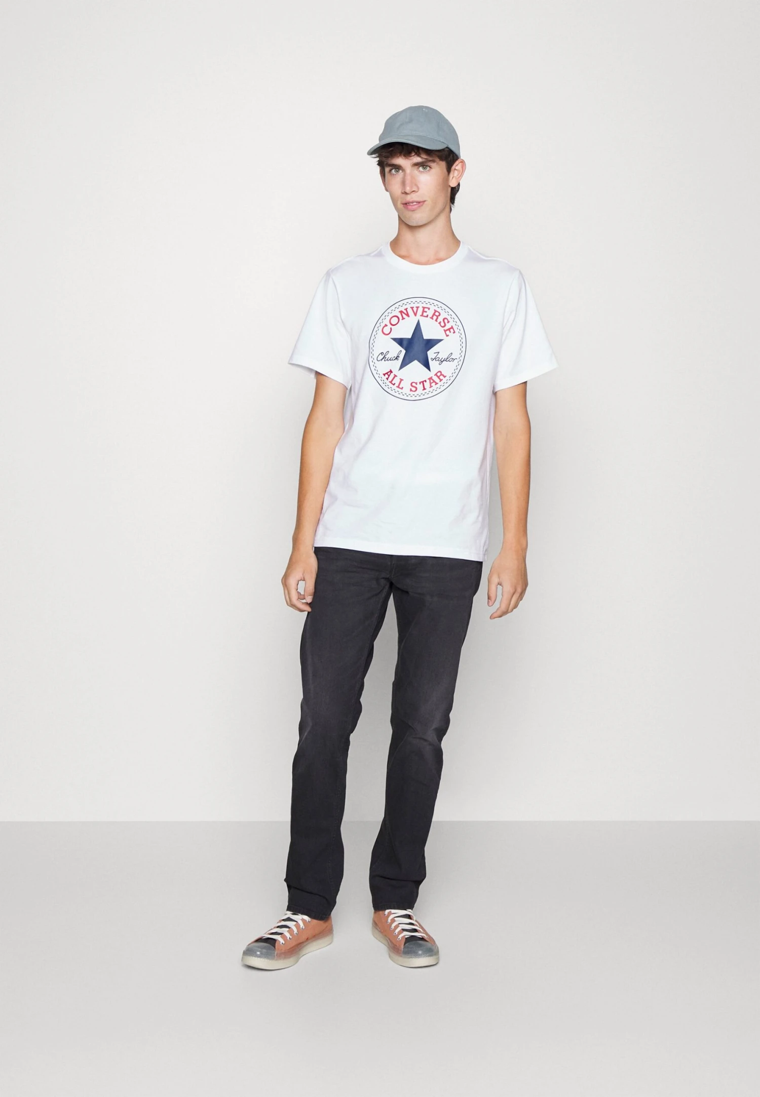Converse GO TO CHUCK TAYLOR CLASSIC PATCH TEE UNISEX - T-shirt Z Nadrukiem - White 2 Converse GO TO CHUCK TAYLOR CLASSIC PATCH TEE UNISEX - T-shirt Z Nadrukiem - White - obrazek 2